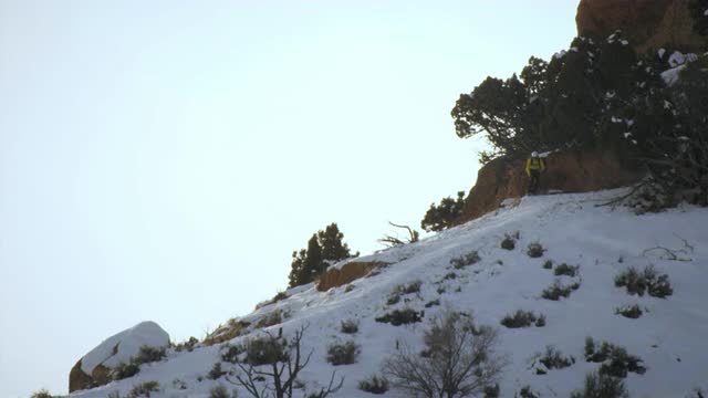 慢动作的定点跳伞滑雪下斜坡和做3翻在空中。视频素材