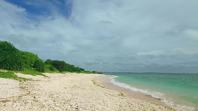 在海滩上散步的POV镜头。视频素材