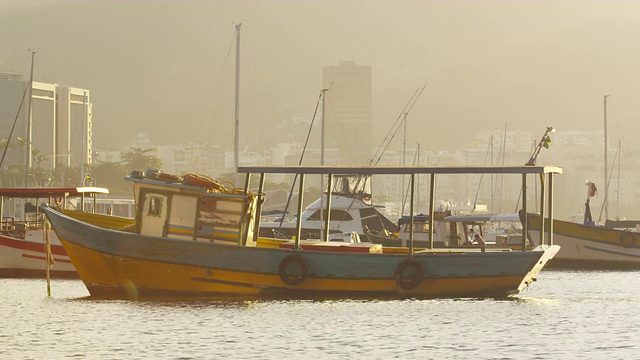 在里约热内卢的格洛里亚码头停靠的yellowåÊboat的静态镜头。视频素材