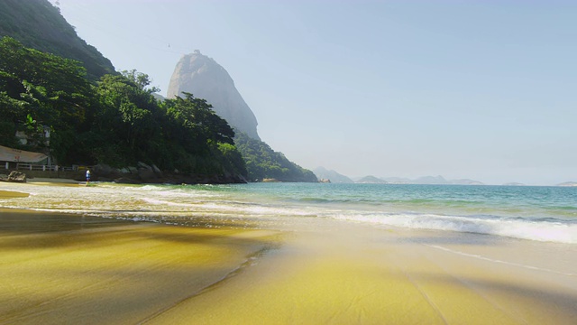 静态镜头的海浪冲刷红海滩在里约热内卢de Janeiro。视频素材