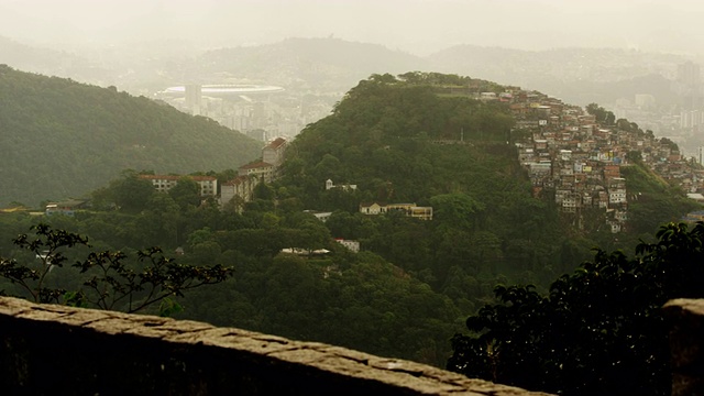 倾斜镜头里约热内卢山，家，MaracanÌ£体育场视频素材