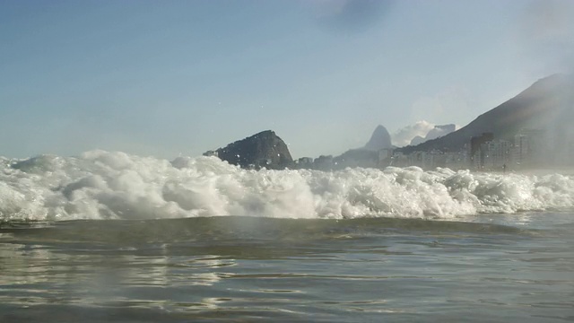 一个海浪，从科帕卡巴纳海岸来到了巴西的里约热内卢。视频素材