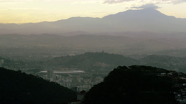 远处的山丘和山脉俯瞰着里约热内卢的城市景观视频素材