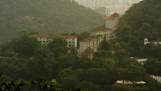 潘镜头的山和房子里约热内卢，MaracanÌ£体育场视频素材