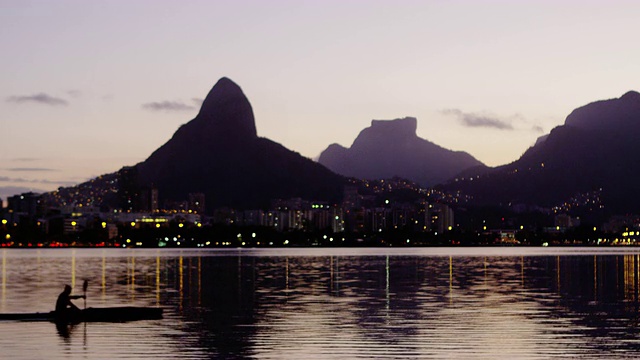 黄昏拍摄的皮划艇在里约热内卢de Janeiro。视频素材