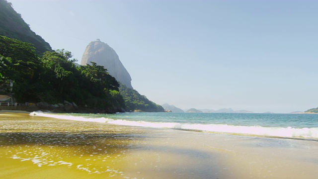 静态镜头的海浪冲刷红海滩在里约热内卢de Janeiro。视频素材