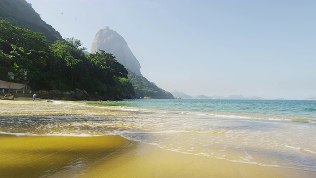 静态镜头的海浪冲刷红海滩在里约热内卢de Janeiro。视频素材