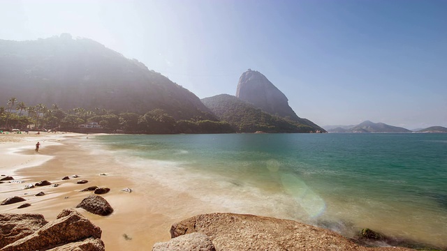 在里约热内卢加速拍摄红海滩的海浪。视频素材