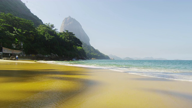 静态镜头的海浪冲刷红海滩在里约热内卢de Janeiro。视频素材