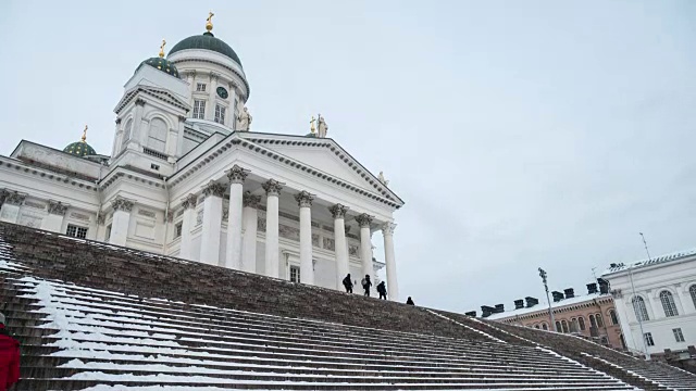 人们在赫尔辛基大教堂旅行，赫尔辛基，芬兰。视频素材