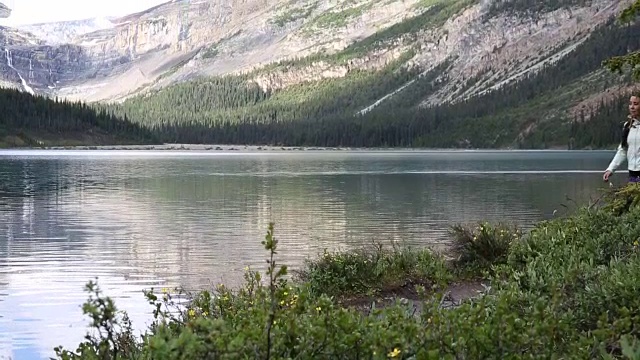 印第安妇女跟随踪迹，望着山和湖视频素材