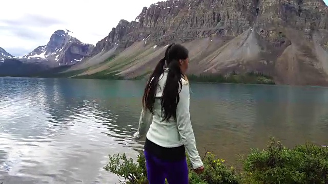 印第安妇女跟随踪迹，望着山和湖视频素材