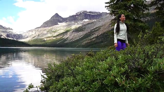 印第安妇女跟随踪迹，望着山和湖视频素材