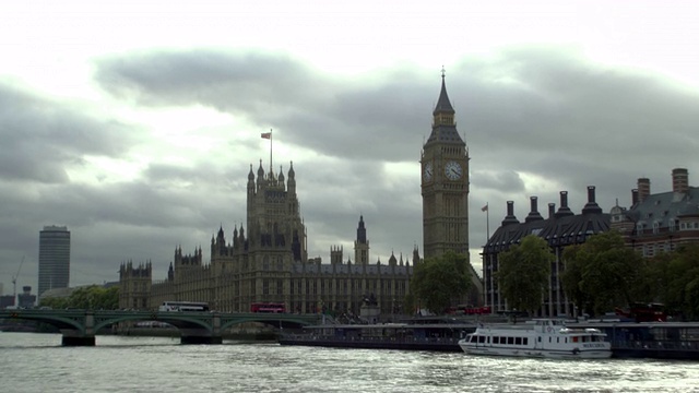 英国伦敦，泰晤士河上以大本钟为背景的鸟儿。视频素材