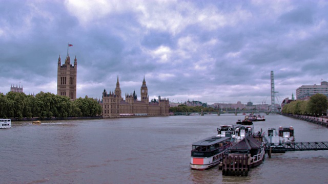 英国伦敦泰晤士河上的威斯敏斯特宫。视频素材