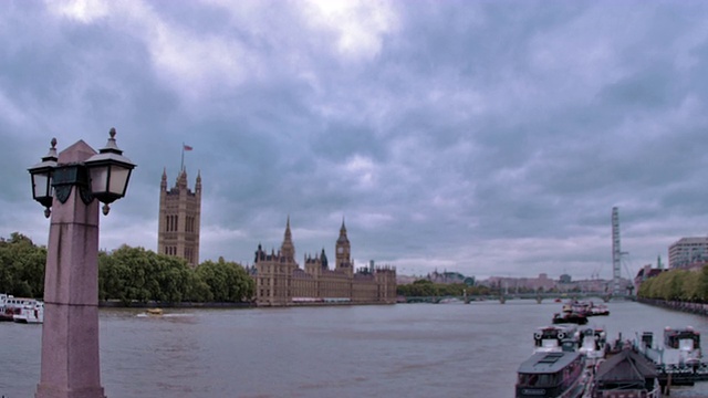 英国伦敦泰晤士河对岸的威斯敏斯特宫。视频素材