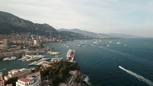 无人机，在摩纳哥城市港口和海湾上空。视频素材