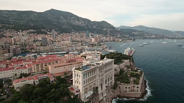 无人机，在摩纳哥城市港口和海湾上空。视频下载