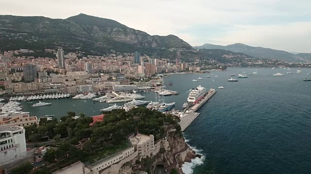 无人机，在摩纳哥城市港口和海湾上空。视频素材