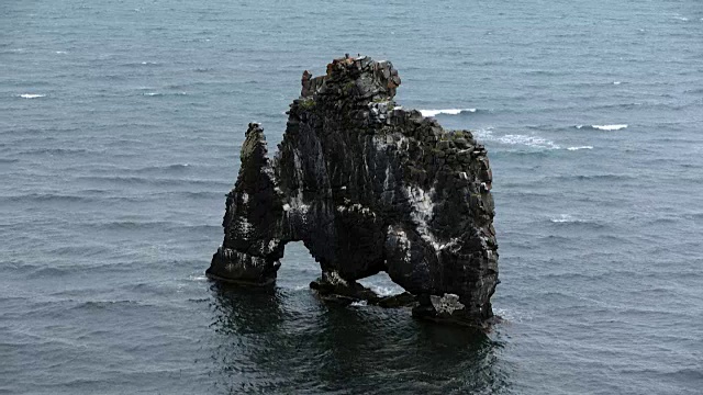 饮龙，冰岛裸露的岩石，大西洋海岸。视频素材