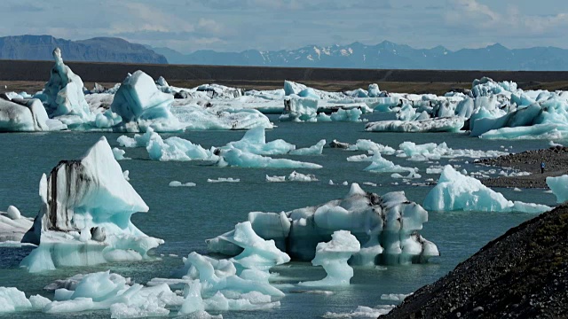 冰岛Jokulsarlon冰川泻湖中的漂浮冰山视频素材