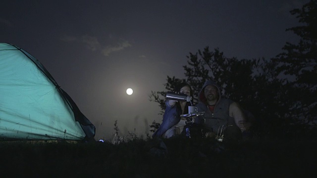 一对夫妇带着帐篷和月光在露营视频素材