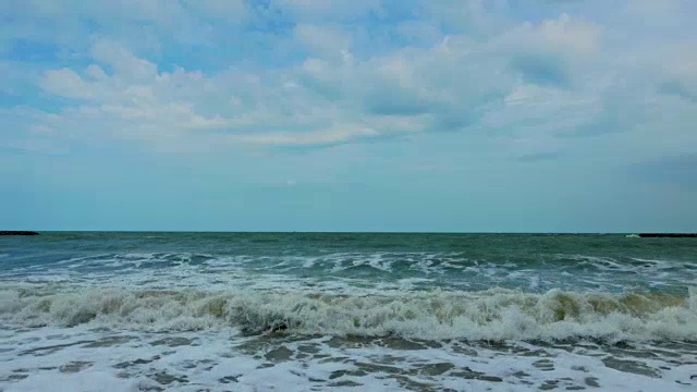 海浪拍打着海滩视频素材