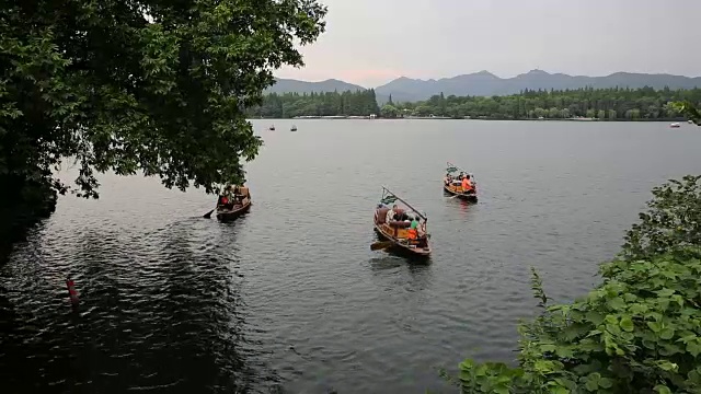 中国杭州西湖上的船只视频素材