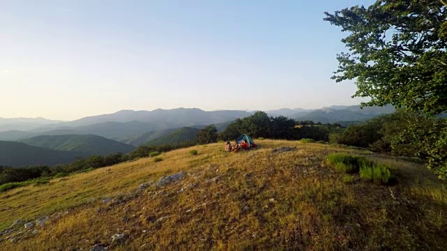 一群背包客靠近一个帐篷翻山越岭视频素材