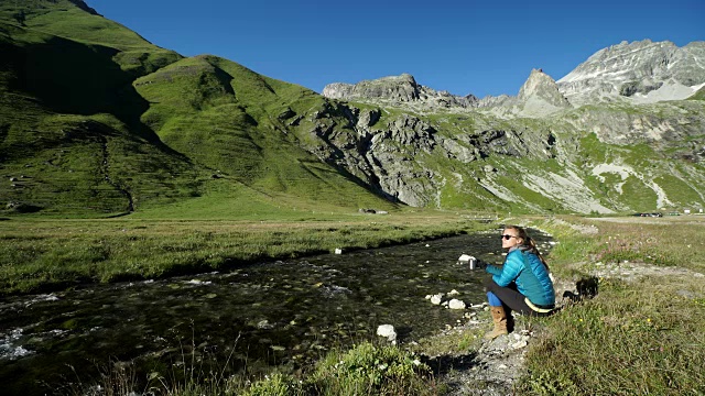 女人喝热饮旁边的高山河视频素材