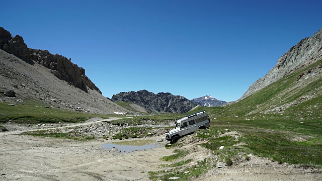 4x4驱动通过泥浆视频素材