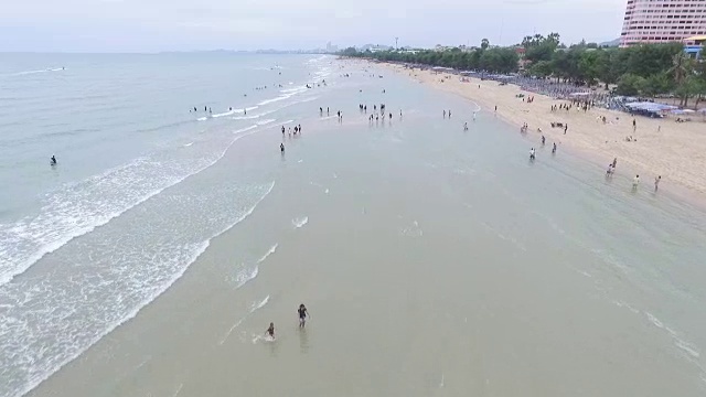 从空中俯瞰泰国拥挤的Cha-Am海滩视频素材