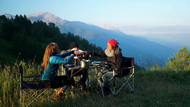 朋友们露营，吃饭远眺高山视频素材