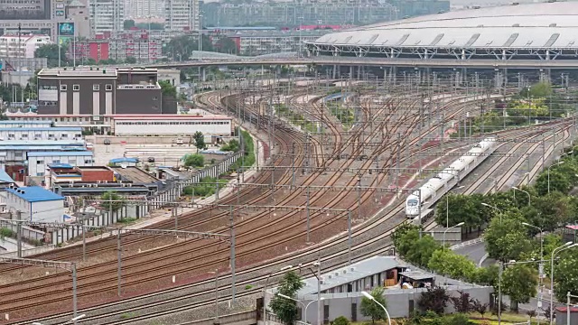 时光流逝——北京的中国高铁列车视频素材