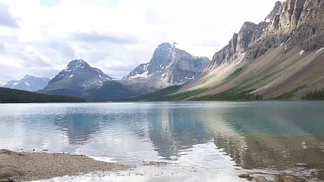 向上倾斜看云经过头顶的山，湖视频素材