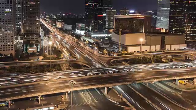 时间推移-鸟瞰图繁忙的天桥在北京的夜晚视频素材