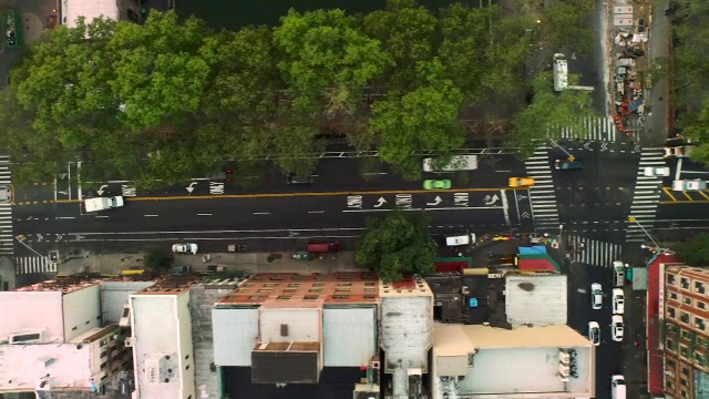 从空中俯瞰纽约大街上的人、车和建筑视频素材