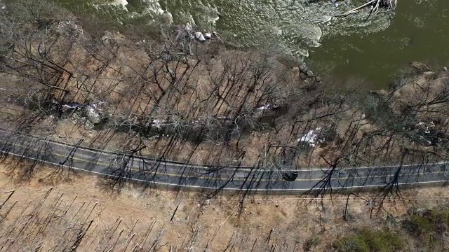 航拍直视下的乡村道路与汽车和河流旁边视频素材