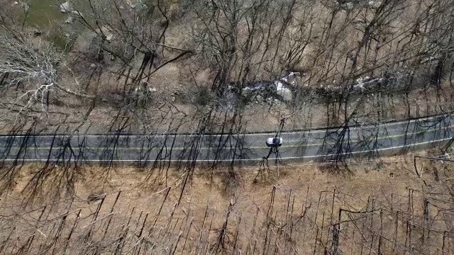 航拍直视下的乡村道路与汽车和河流旁边视频素材