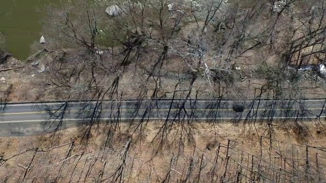 航拍直视下的乡村道路与汽车和河流旁边视频素材