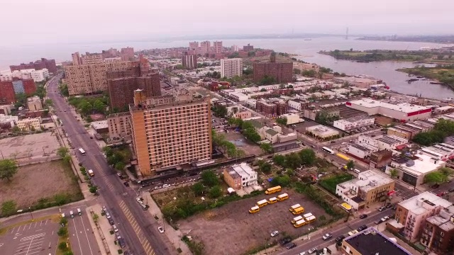 空中飞过大西洋，木板路，海滩和科尼岛在布鲁克林，纽约市视频素材