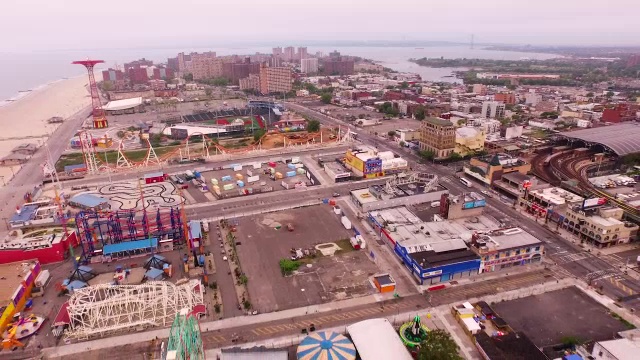 空中飞回科尼岛，海滩和大西洋在布鲁克林，纽约市视频素材