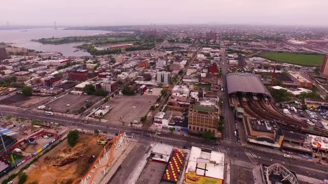 空中飞过大西洋，木板路，海滩和科尼岛在布鲁克林，纽约市视频素材