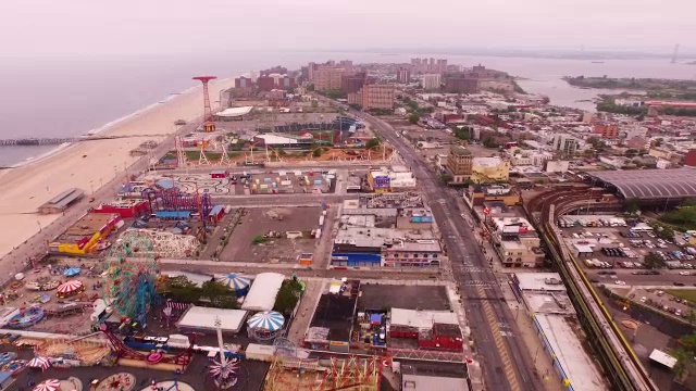 空中飞回科尼岛，海滩和大西洋在布鲁克林，纽约市视频素材