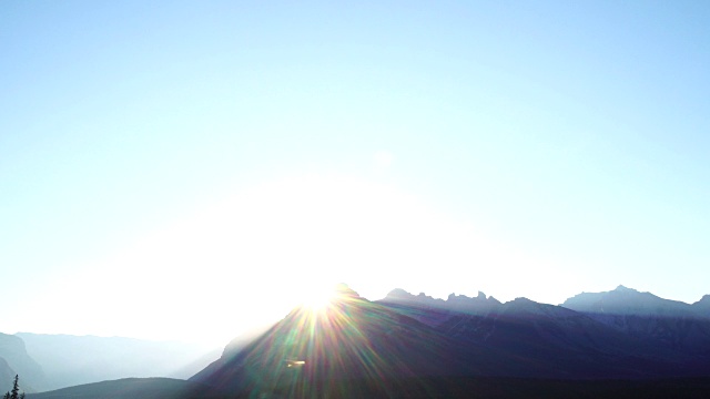 太阳沿山脊升起的时间流逝图视频素材