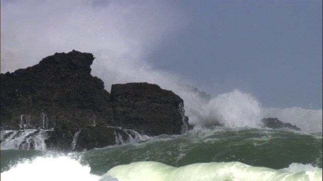 在暴风雨中海浪撞击岩石，新西兰视频素材