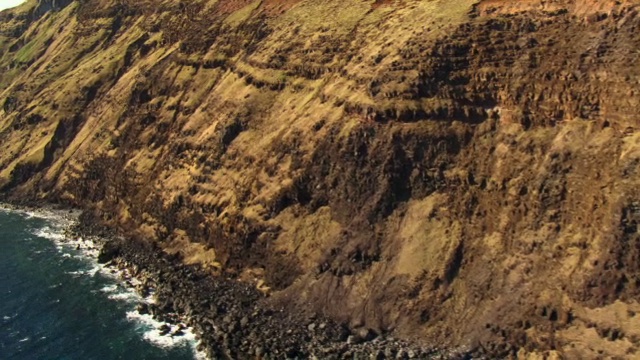 经过高耸的悬崖和死火山火山口，复活节岛视频素材