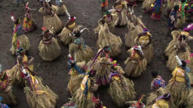 瓦努阿图塔纳岛，妇女们在部落托卡节上跳舞视频素材