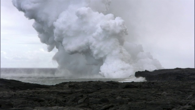 蒸汽从海上升起，当它遇到来自夏威夷火山的熔岩视频素材