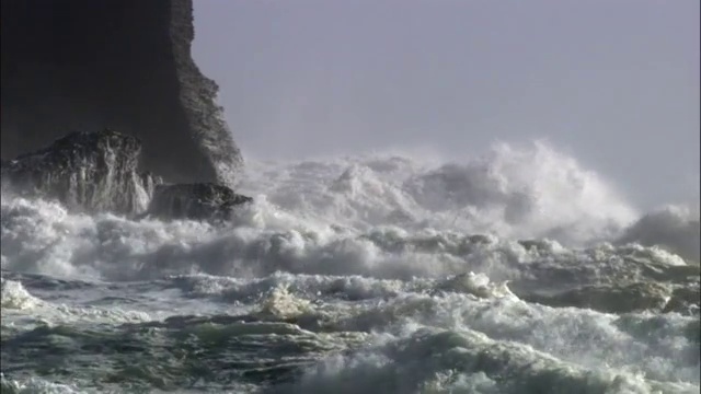 在暴风雨中海浪撞击岩石，新西兰视频素材